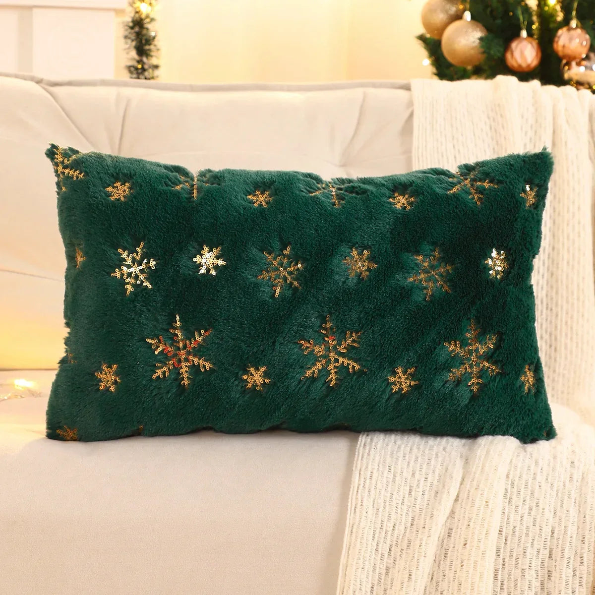 Capa de Almofada Natalina Plush com Paetê Dourado Bordado Lenogue