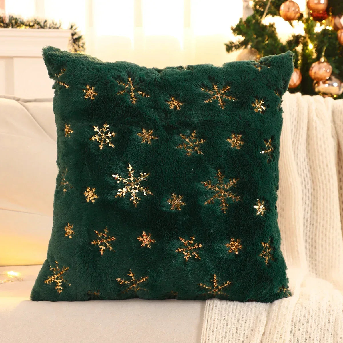 Capa de Almofada Natalina Plush com Paetê Dourado Bordado Lenogue Verde / 30 x 50 Cm