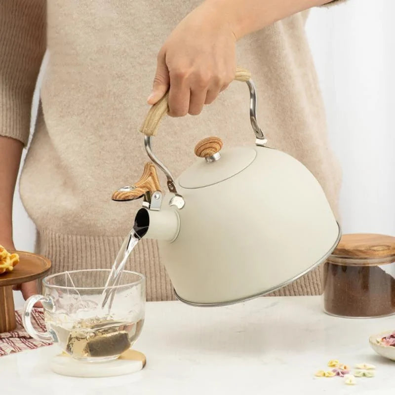 Chaleira Inox com Alça de Madeira e Apito para Fogão 2,5l Lenogue Bege