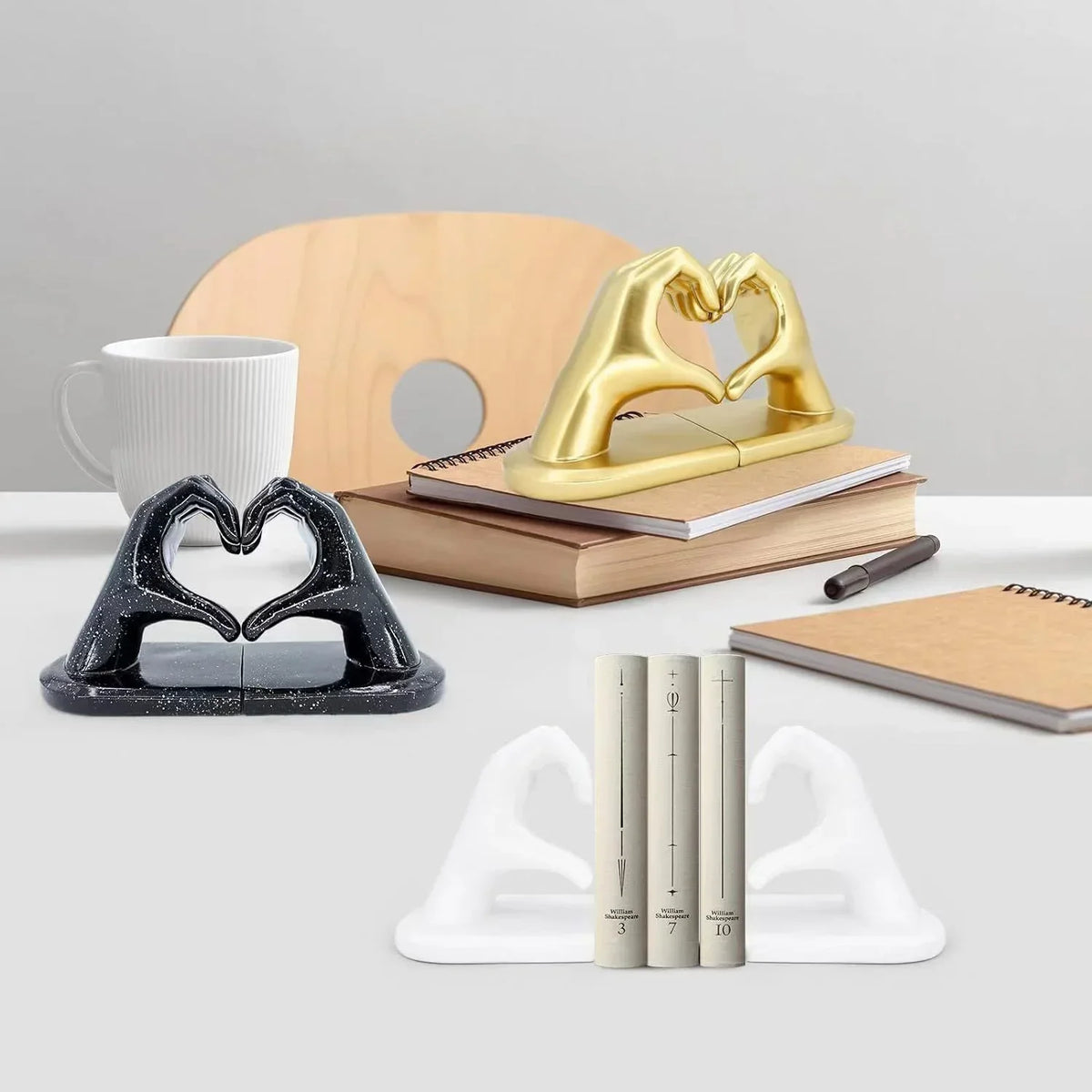 Escultura Apoio de Livros Mãos Douradas para Sala e Quarto Lenogue