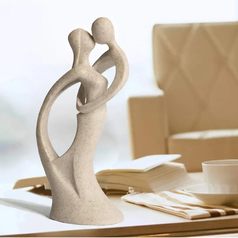 Escultura de Casal em Arenito Natural Feita à Mão para Sala Lenogue Bege