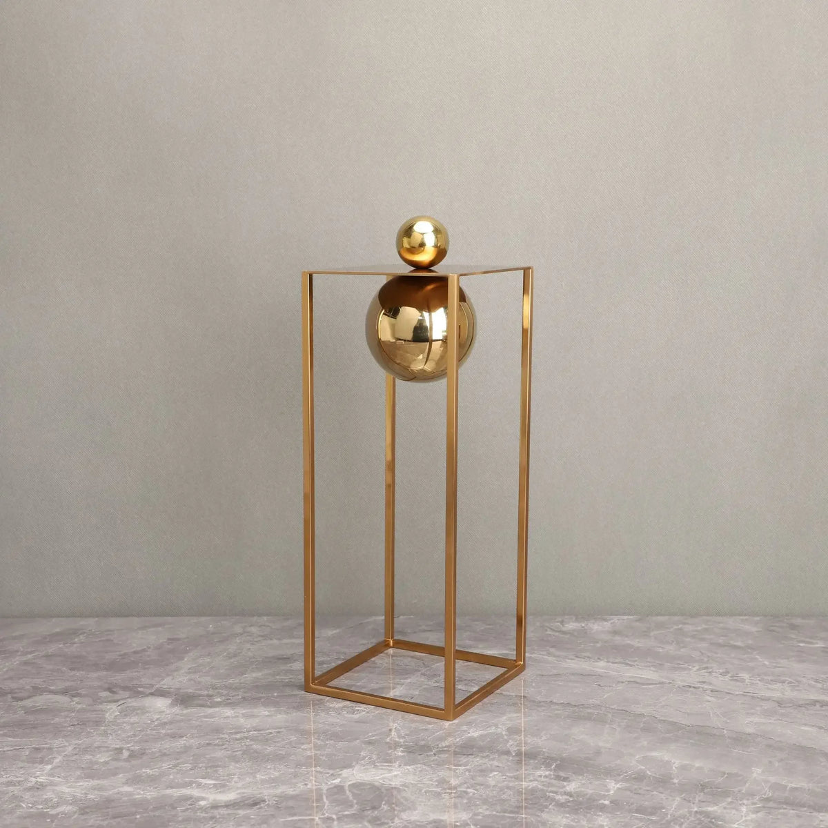 Escultura Geométrica Abstrata com Esfera e Moldura Dourada em Metal Lenogue Mod. c