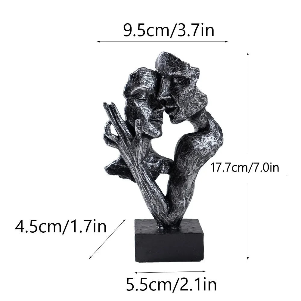 Escultura Pequena de Casal Abraçado para Estante Lenogue