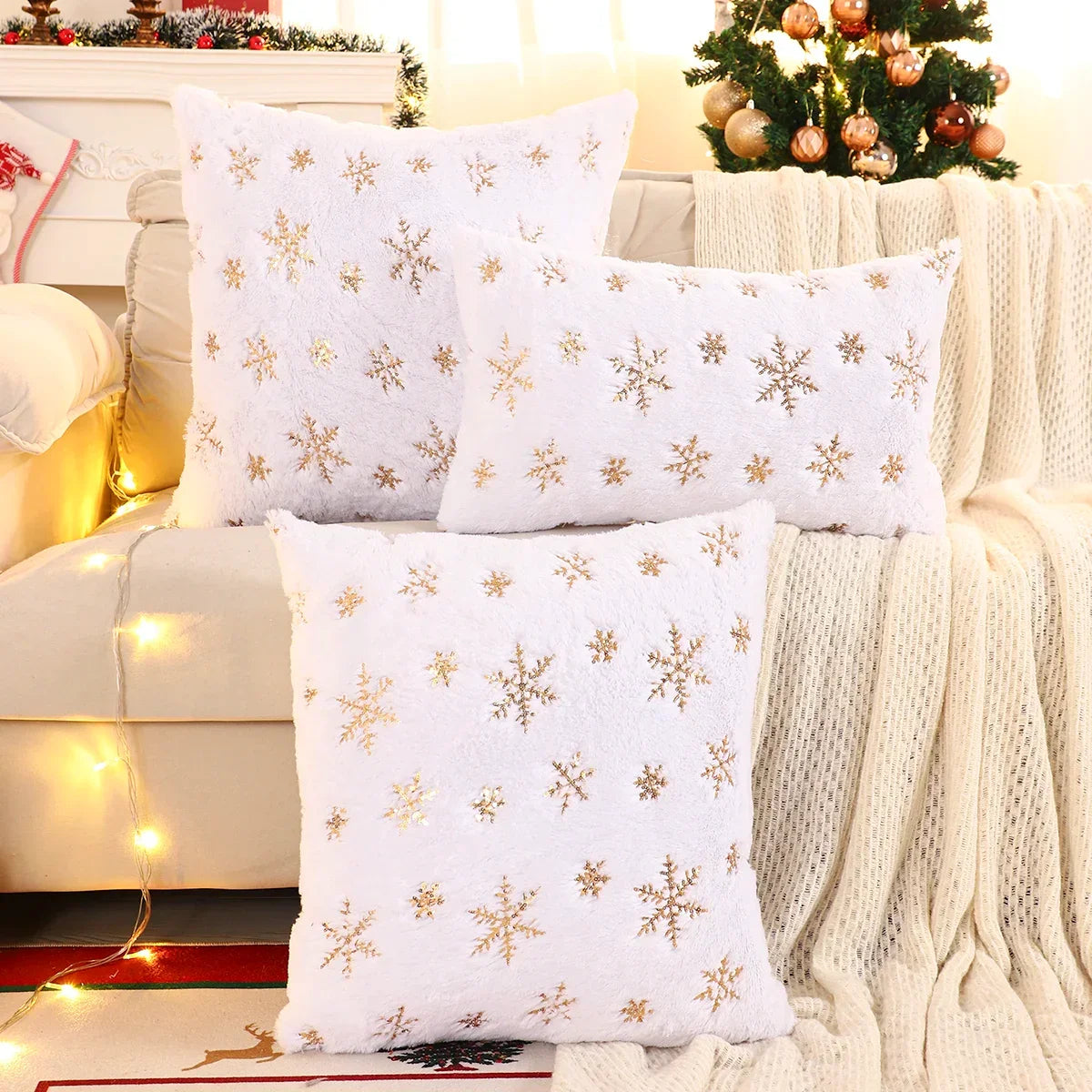 Capa de Almofada Natalina Plush com Paetê Dourado Bordado Lenogue