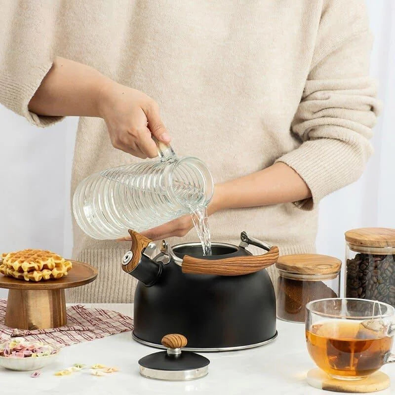 Chaleira Inox com Alça de Madeira e Apito para Fogão 2,5l Lenogue