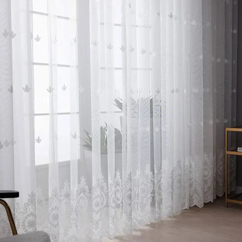 Cortina de Tule Branco com Bordado Floral para Sala e Quarto Lenogue / 100 x 250cm