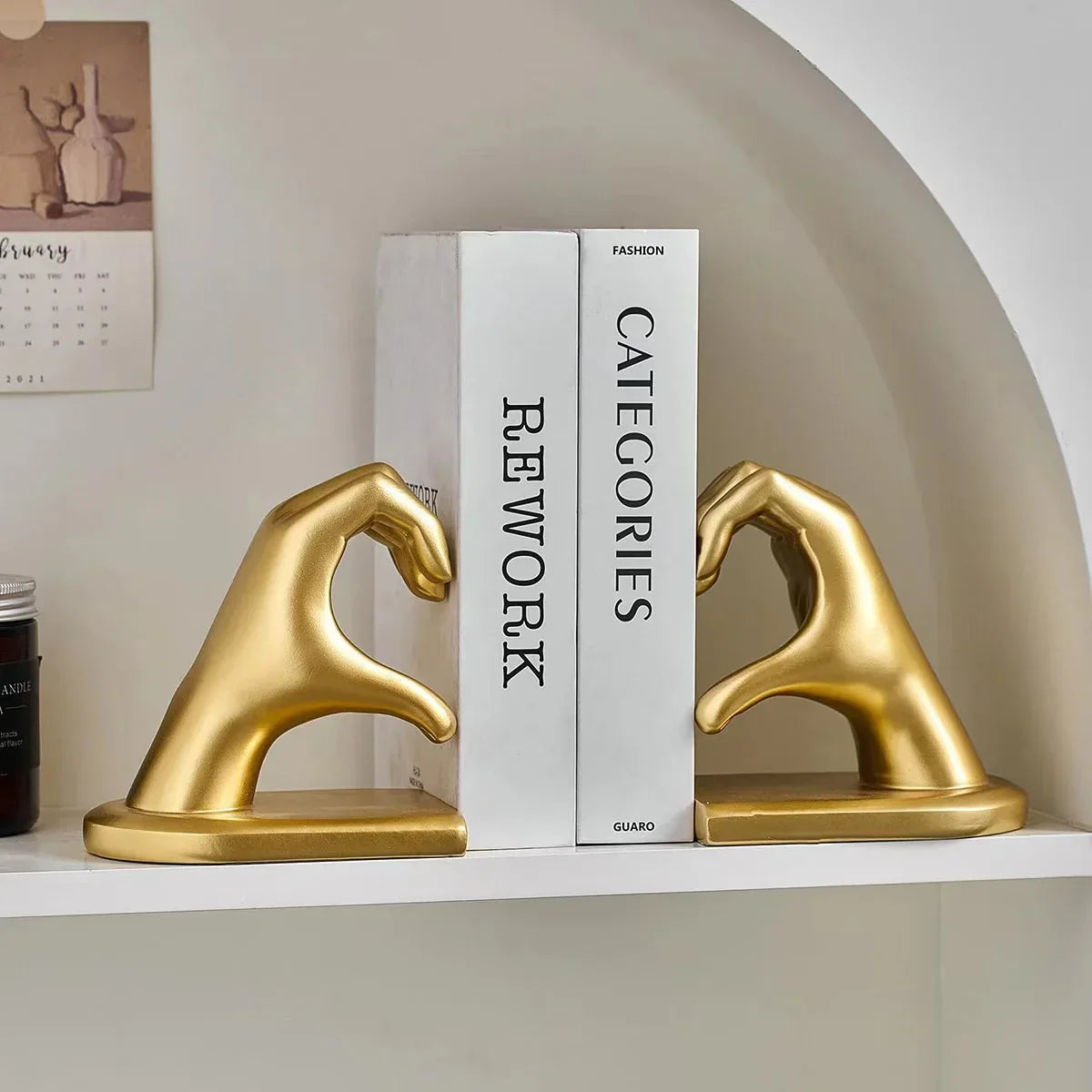 Escultura Apoio de Livros Mãos Douradas para Sala e Quarto Lenogue Dourado