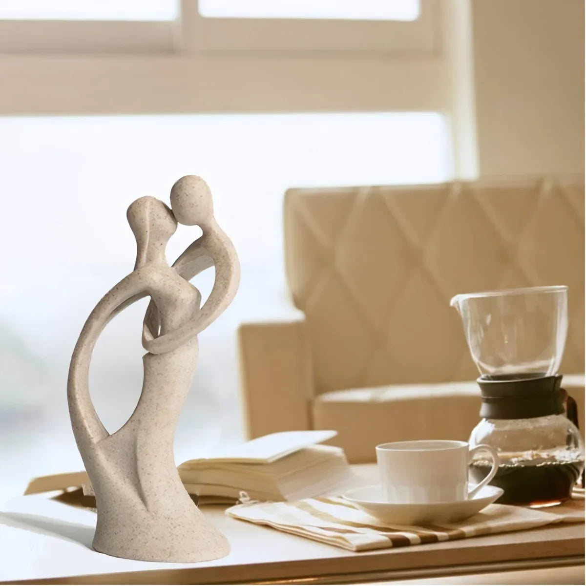 Escultura de Casal em Arenito Natural Feita à Mão para Sala Lenogue Bege