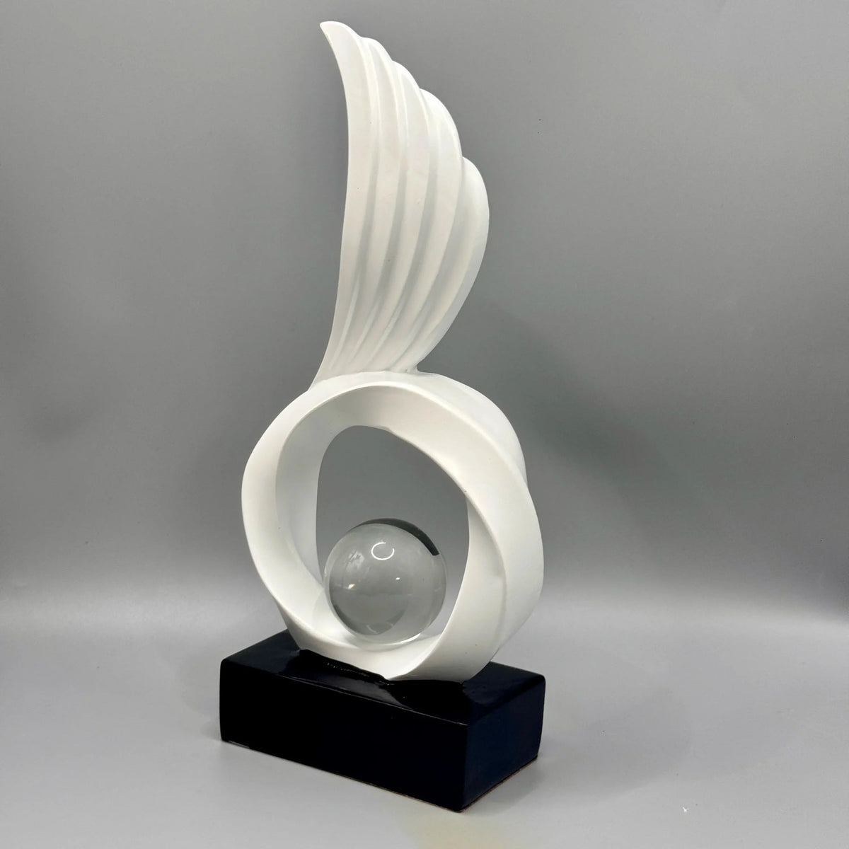 Escultura Decorativa com Asas e Esfera de Cristal para Sala Lenogue Branco