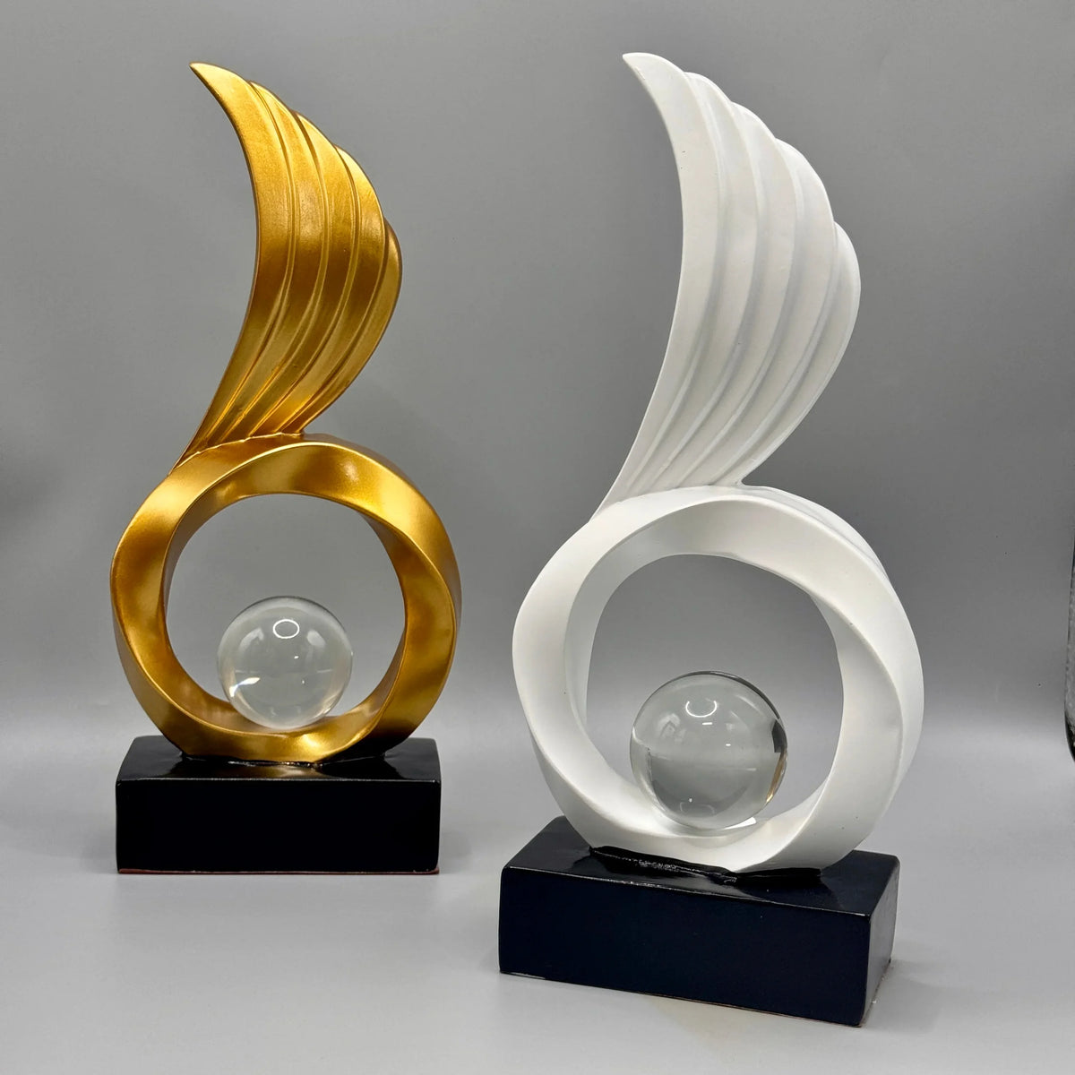 Escultura Decorativa com Asas e Esfera de Cristal para Sala Lenogue