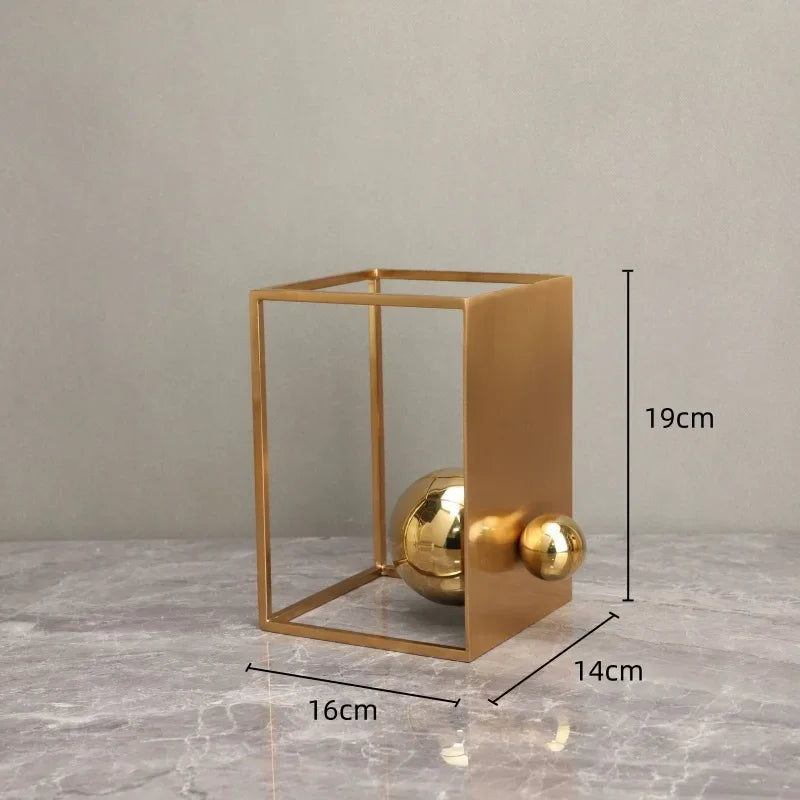 Escultura Geométrica Abstrata com Esfera e Moldura Dourada em Metal Lenogue