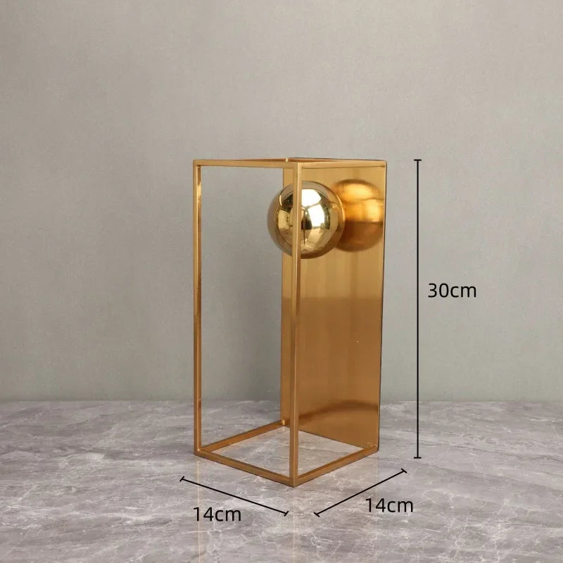 Escultura Geométrica Abstrata com Esfera e Moldura Dourada em Metal Lenogue Mod. b