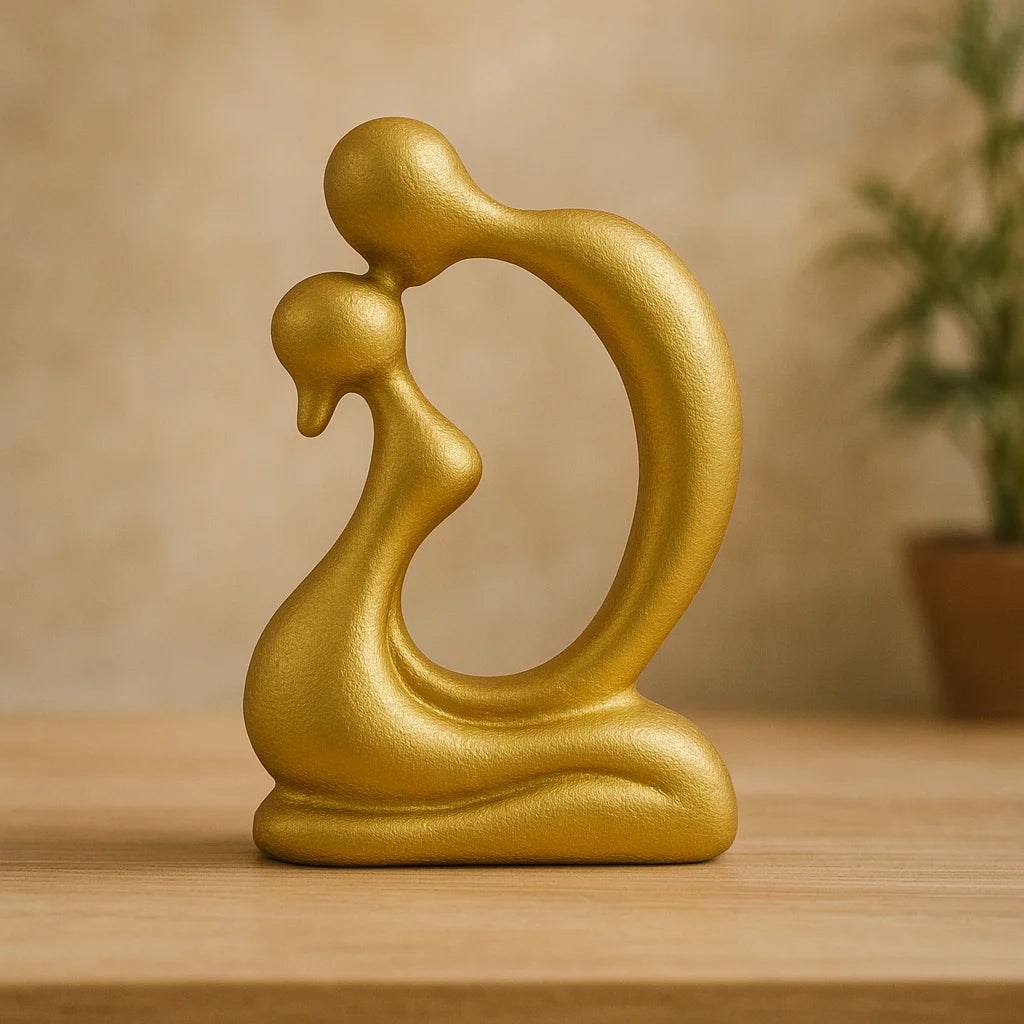 Escultura Moderna de Casal se Beijando em Resina Lenogue Dourado