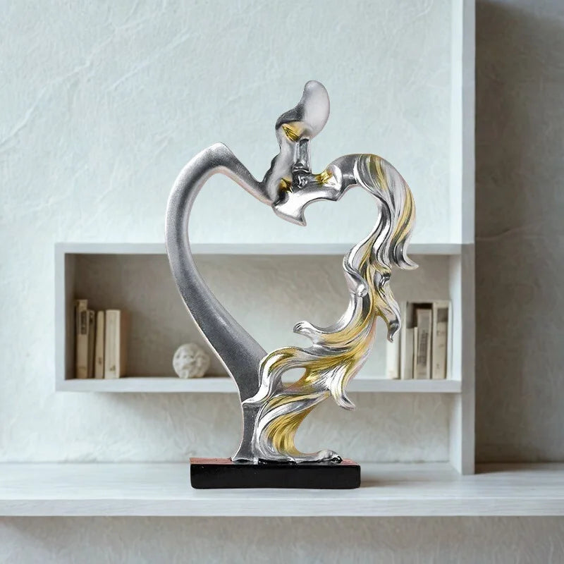 Escultura Nórdica de Casal se Beijando em Resina para Sala Lenogue Prata