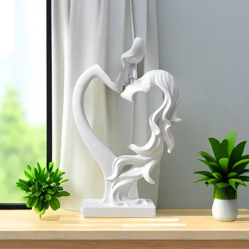 Escultura Nórdica de Casal se Beijando em Resina para Sala Lenogue Branco