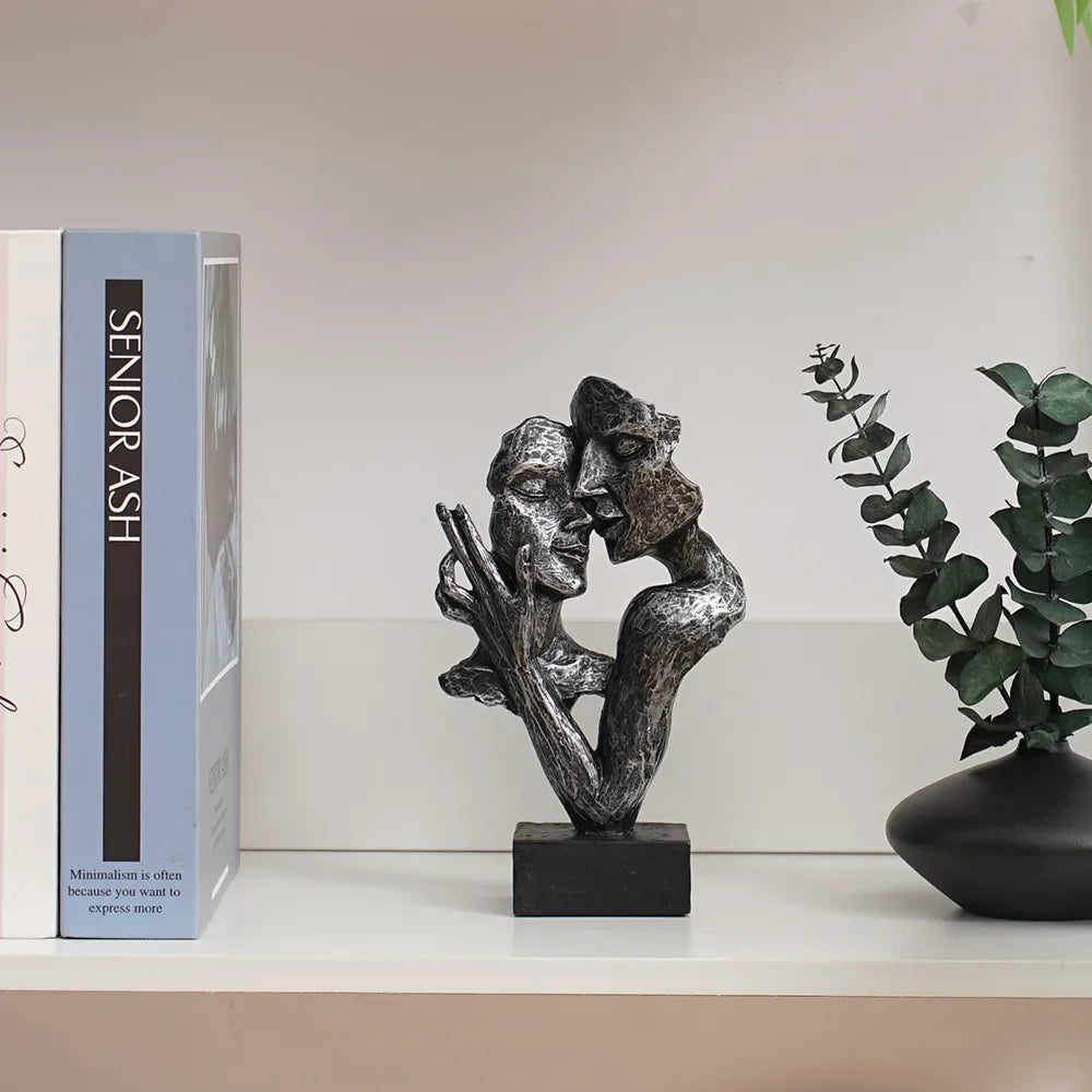 Escultura Pequena de Casal Abraçado para Estante Lenogue