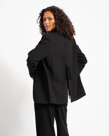 TILTIL Indy Open Back Blazer Zwart - Things I Like Things I Love