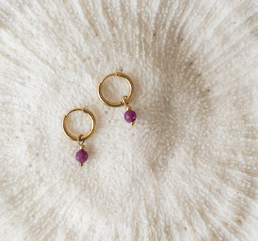 TILTIL set van 2 Love Gemstone Earrings Goud Ruby - Things I Like Things I Love