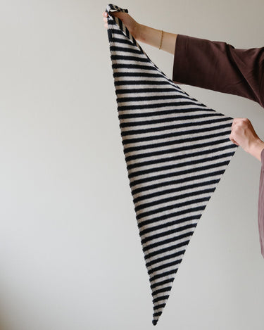TILTIL Sjaal Triangle Loulou Streep Zwart Wit - Things I Like Things I Love